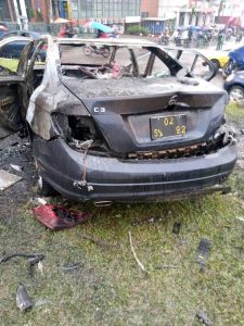 La carcasse de la voiture de l'artiste après l'incendie provoqué par l'accident